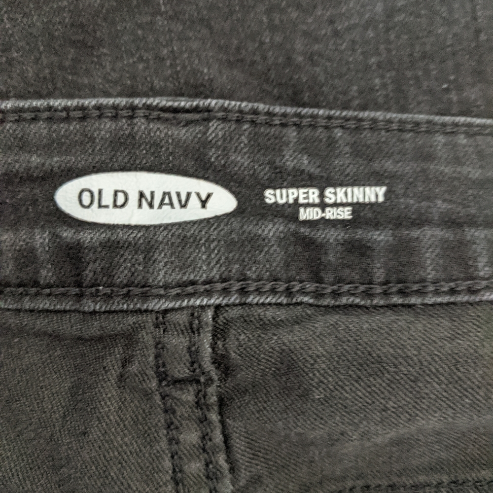 Old Navy Super Skinny Mid-Rise Black Jeans - Picture 4 of 5
